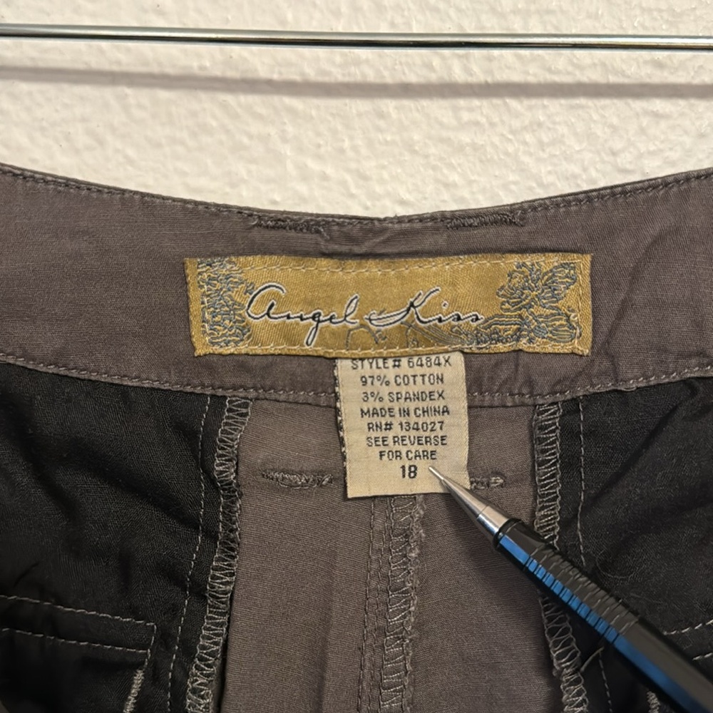 Angel Kiss Gray Cargo Shorts, size 18 - Picture 4 of 11